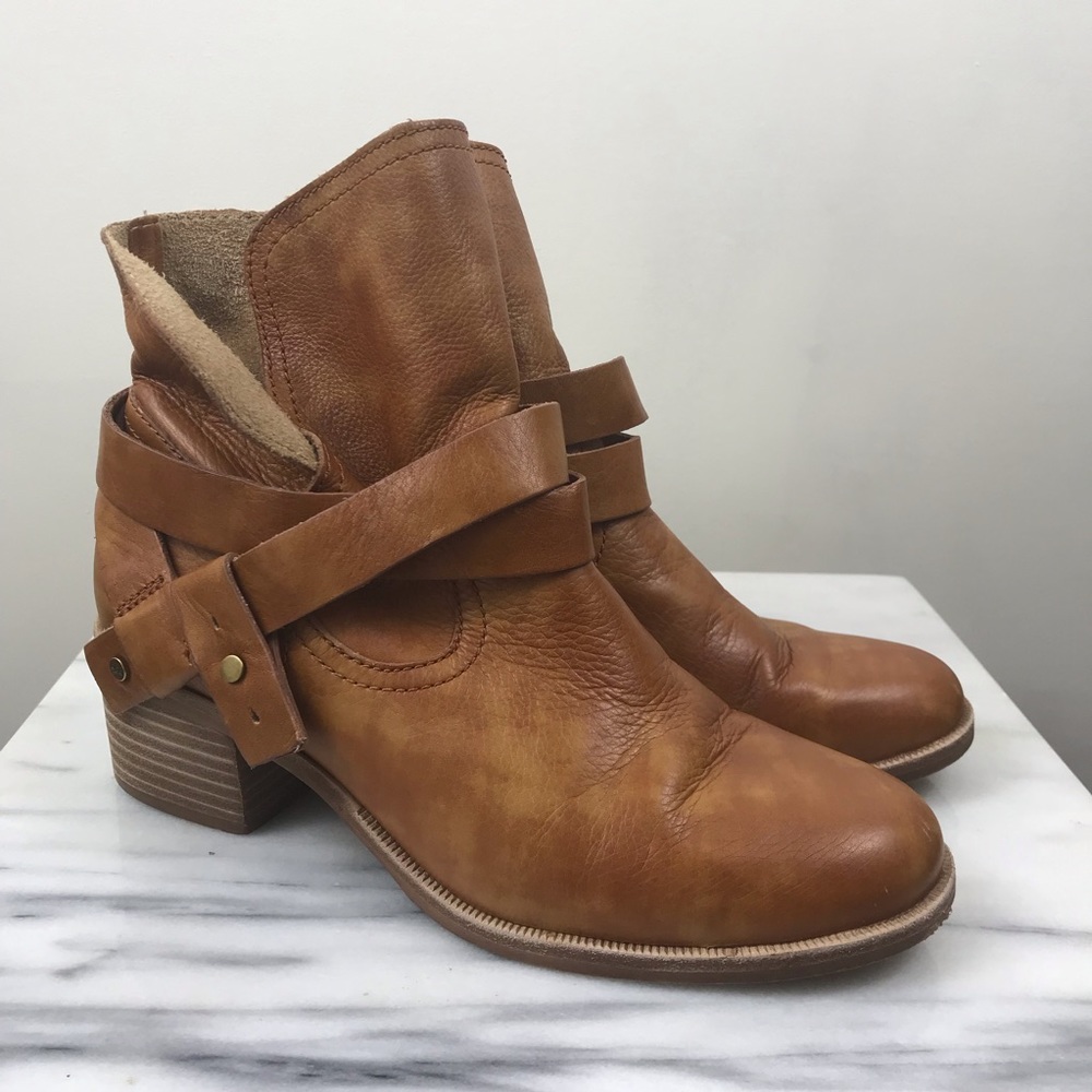 UGG Australia Elora Brown Leather Booties Boots